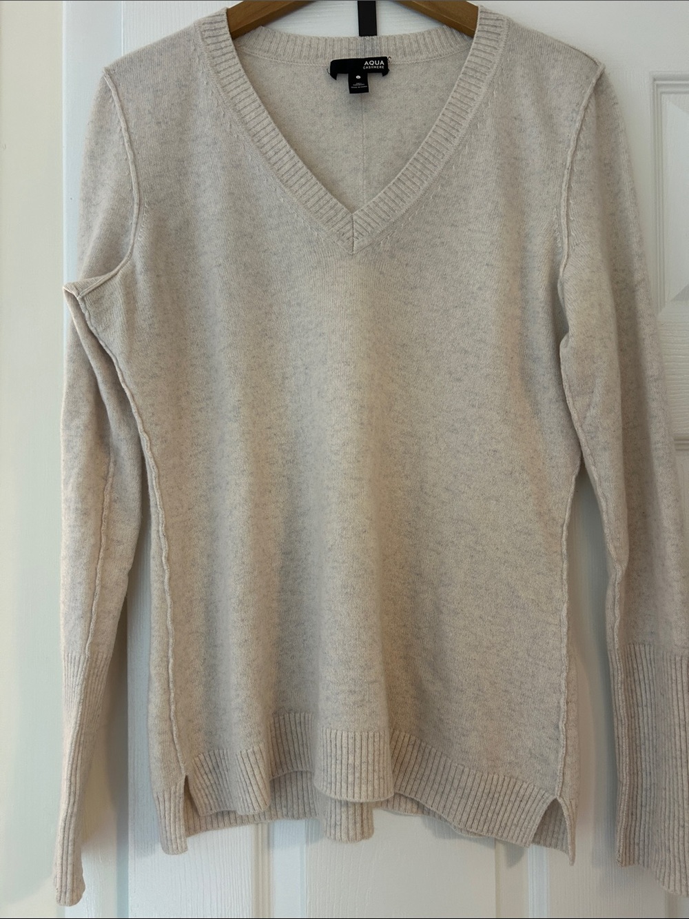 Aqua 100% Cashmere V-Neck Long Sleeve Sweater in Oatmeal
